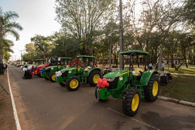 Máquinas agrícolas donadas por el Gobierno de Santiago Peña a Caazapá.