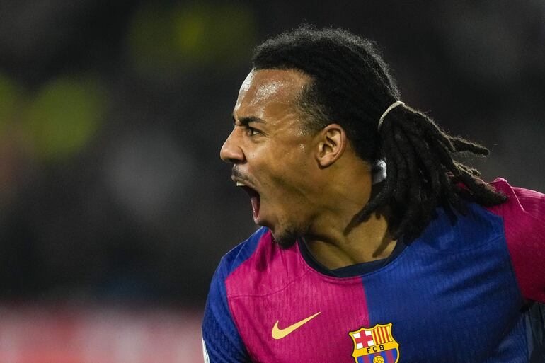 BARCELONA, 15/01/2025.- El defensa del Barcelona Jules Koundé celebra tras marcar el segundo gol ante el Betis, durante el partido de los octavos de final de la Copa del Rey que FC Barcelona y Real Betis disputan este miércoles en el Estadio Olímpico Lluis Companys. EFE/Enric Fontcuberta
