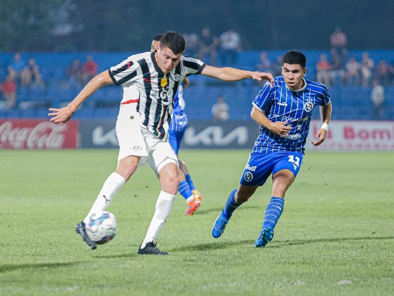 Hernesto Caballero, jugador de Libertad, ejecutan un disparo en el partido frente a Sol de América por el torneo Clausura 2024 en el estadio Luis Alfonso Giagni, en Villa Elisa, Paraguay.