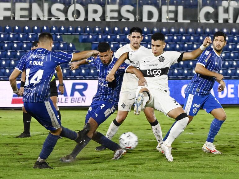 Los jugadores de Olimpia y Sol de América pelean por el balón en un partido por la duodécima jornada del torneo Apertura 2024 del fútbol paraguayo en el estadio Defensores del Chaco, en Asunción, Paraguay.