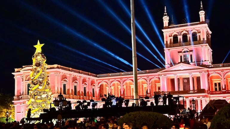 Luces, música y tradición: así se inició el espíritu navideño en el Palacio de López