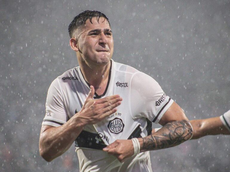 Guillermo Paiva, delantero de Olimpia, celebra un tanto en el fútbol paraguayo.