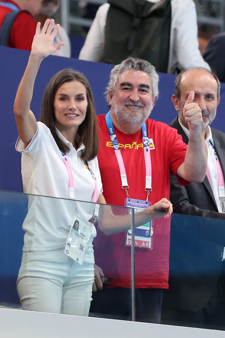 La reina Letizia junto al presidente del Consejo Superior de Deportes, José Manuel Uribes durante el partido de waterpolo femenino de la ronda preliminar grupo B de los Juegos Olímpicos de París 2024, que España y Grecia disputaron en el Centro Acuático de París. (EFE/ Miguel Gutiérrez)
