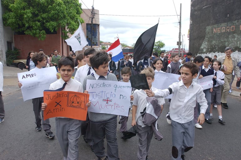 Compañeros  de Amín Riquelme en el colegio Cristo Rey marchan por las calles de Asunción luego del hallazgo del cuerpo en Luque. Desde hoy, el polideportivo del colegio llevará su nombre.