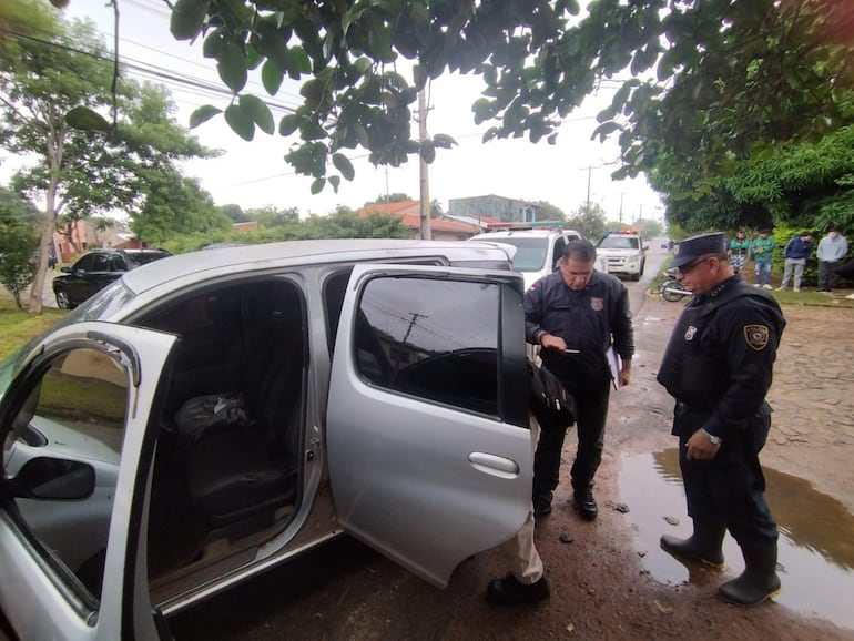 Vehículo utilizado para el asalto y que fue 
 abandonado por los delincuentes.