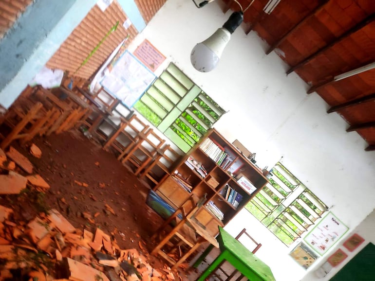 Dos aulas se vieron afectadas por la caída de un árbol, durante el temporal que azotó en Yaguarón.