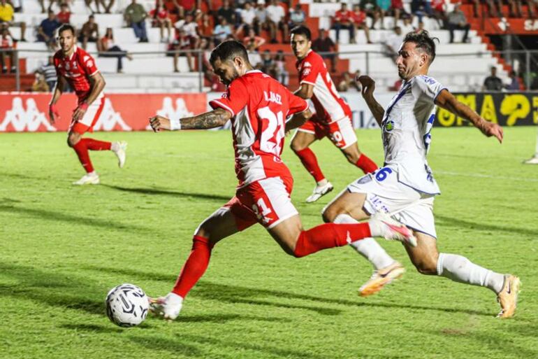 Ronaldo Báez (i), futbolista de General Caballero de Juan León Mallorquín, domina el balón en un partido frente a Sportivo Ameliano por la tercera fecha del torneo Apertura 2024 del fútbol paraguayo en el estadio Ka'arendy, en Juan León Mallorquín.