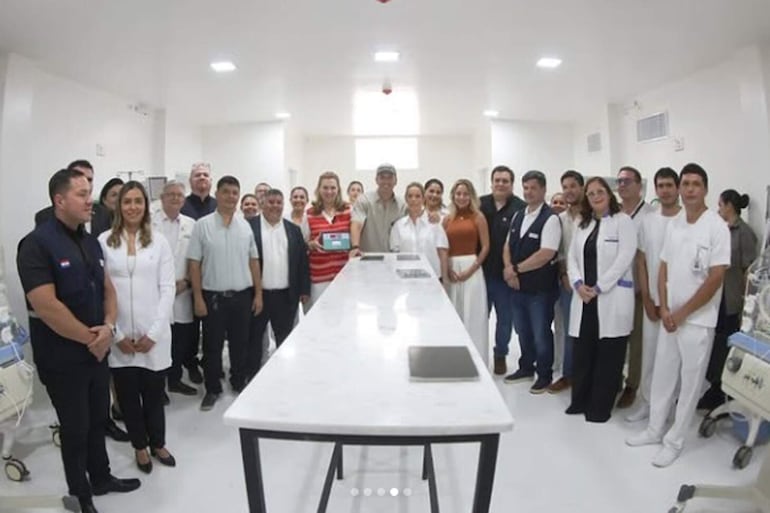 Autoridades reunidas en la UTI Neonatal, inicialmente inaugurada "para la foto".