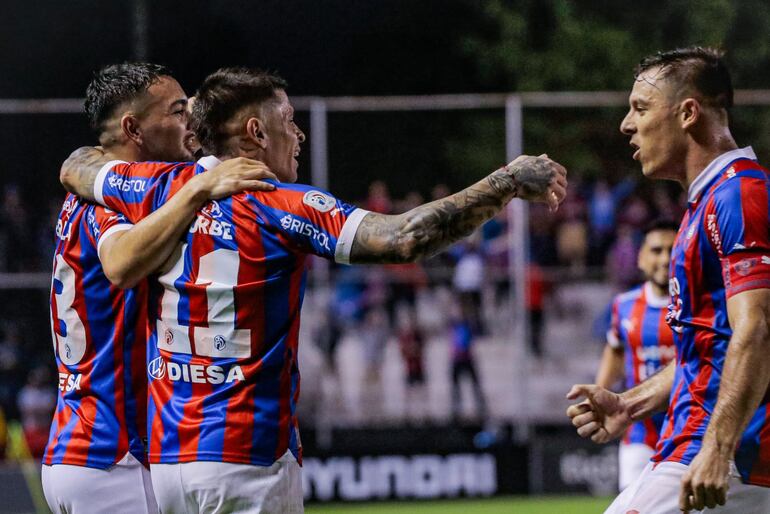 Los futbolistas de Cerro Porteño celebran un gol en el partido frente a Libertad por el torneo Apertura 2024 del fútbol paraguayo en el estadio La Huerta, en Asunción.