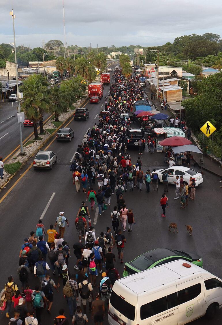 Fotografía de migrantes que caminan en caravana hacia la frontera con Estados Unidos este miércoles, en el municipio de Tapachula en el estado de Chiapas (México). 