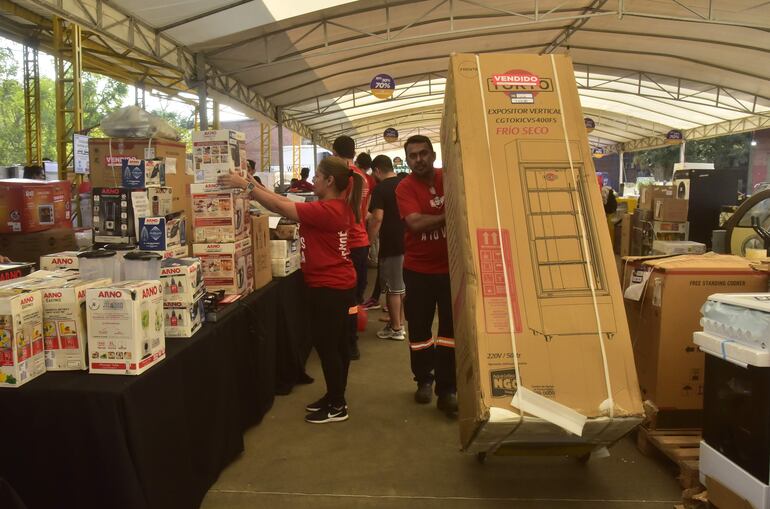 Muchos clientes se acercaron en el primer día de la feria de NGOFF para aprovechar los descuentos.