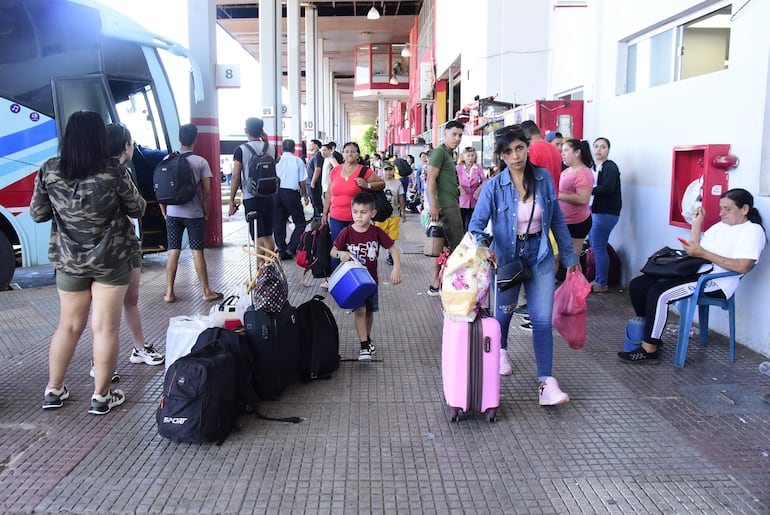 Una gran afluencia de personas se vio esta tarde en la Estación de Buses de Asunción (EBA), por las fiestas de fin de año.