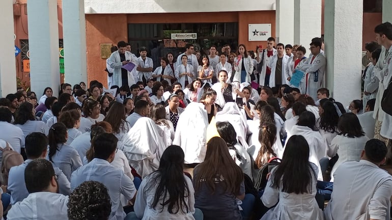 Estudiantes de la Facultad de Ciencias Médicas también se reunieron ayer por la mañana en la UNA.