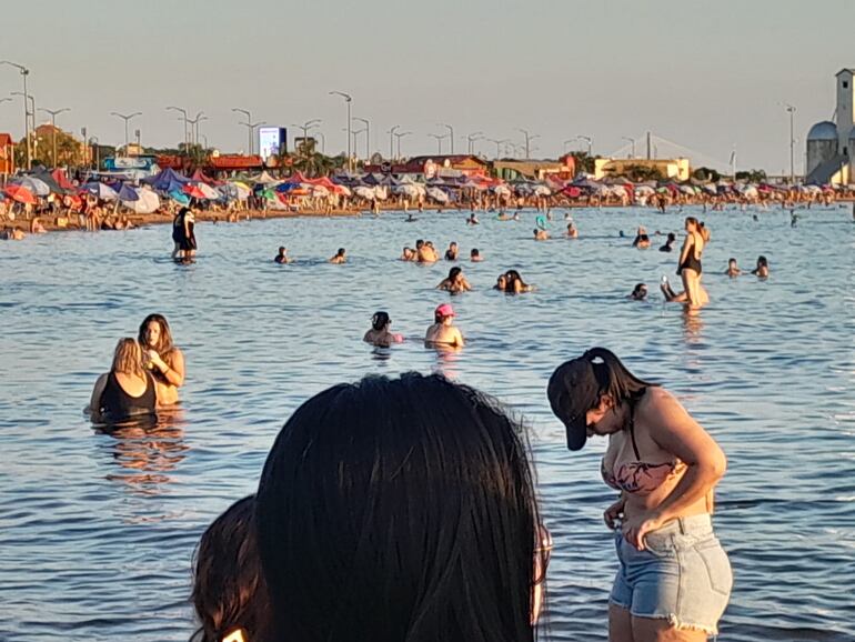 Turistas en la Playa San José en viernes Santo.