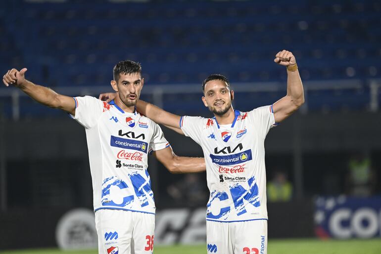 Rodrigo Arévalo (i) y Diego Duarte, futbolistas de Nacional, celebran un gol en el partido frente al Aucas por la Fase 1 de la Copa Libertadores 2024 en el estadio Defensores del Chaco, en Asunción, Paraguay.