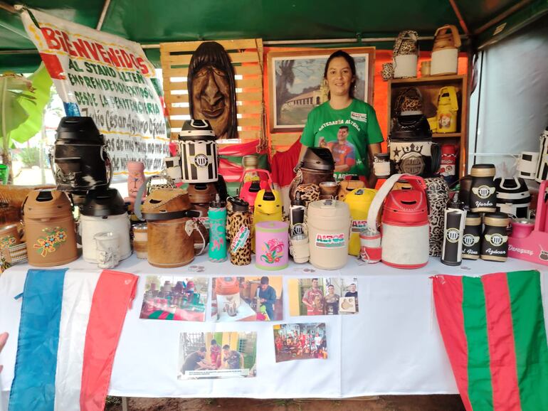 Los artesanos exponen sus productos como termos de cuero, tallados en madera y artìculos para el hogar a muy buenos precios.