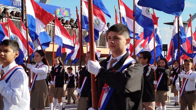 Desfile patrio en Encarnación