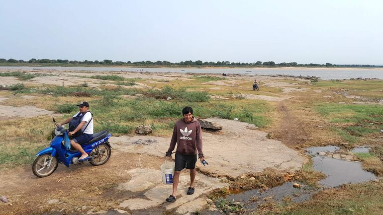 Hasta la pesca se está complicando con la alarmante bajante del agua del río Paraguay.