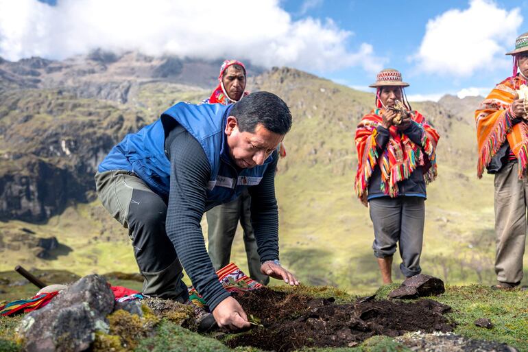 Constantino Aucca Chutas en una reforestación en Perú. © Rolex/Sofía López Mañan.