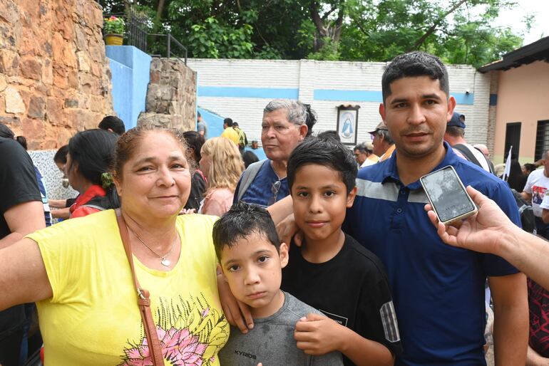 Rafael Acuña, sus hijos y su mamá en Tupasy Ykuá.