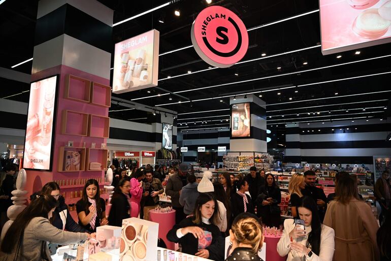 Con un evento glamoroso, Sheglam abrió su tienda offiline en el segundo piso del Shopping París de Ciudad del Este.