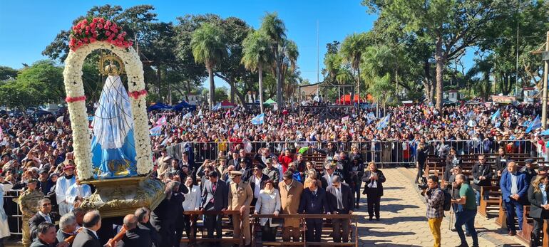 Una multitud de personas se congregaron frente a la Basílica Nuestra  Señora de Itatí para participar de la misa central.