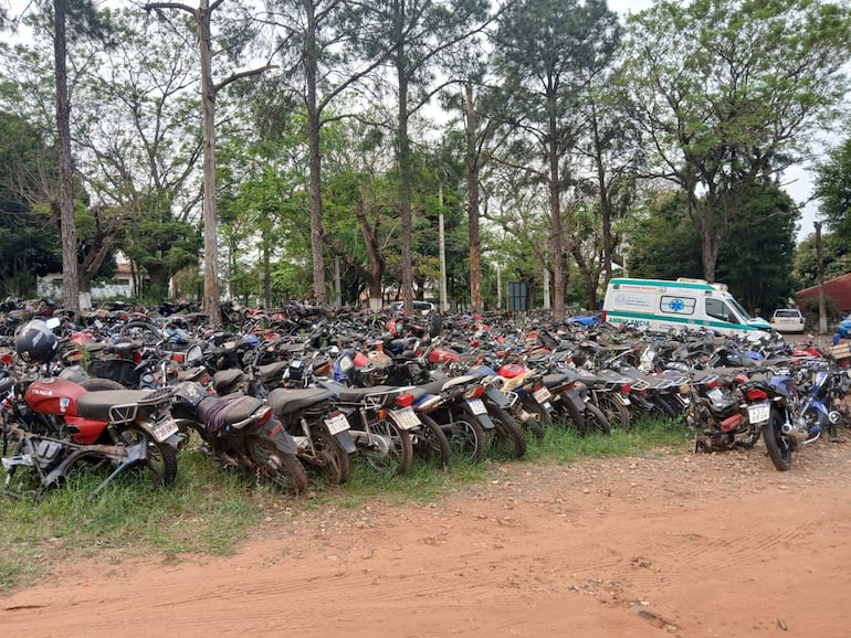 Una importante cantidad de motocicletas y automóviles están abandonados en la Comisaría de Caacupe.