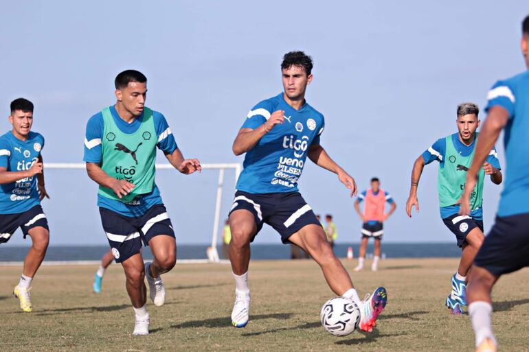 Kevin Parzajuk maneja el balón ante la marca cercana de Diego Gómez. APF