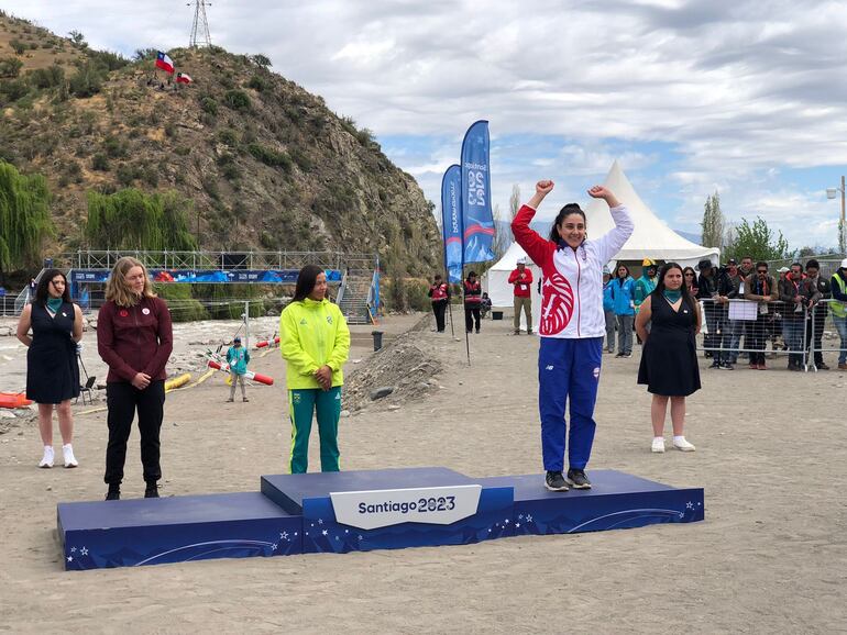 Ana Paula Fernandes, celebrando la medalla de bronce para el Team Paraguay en los Juegos Panamericanos.