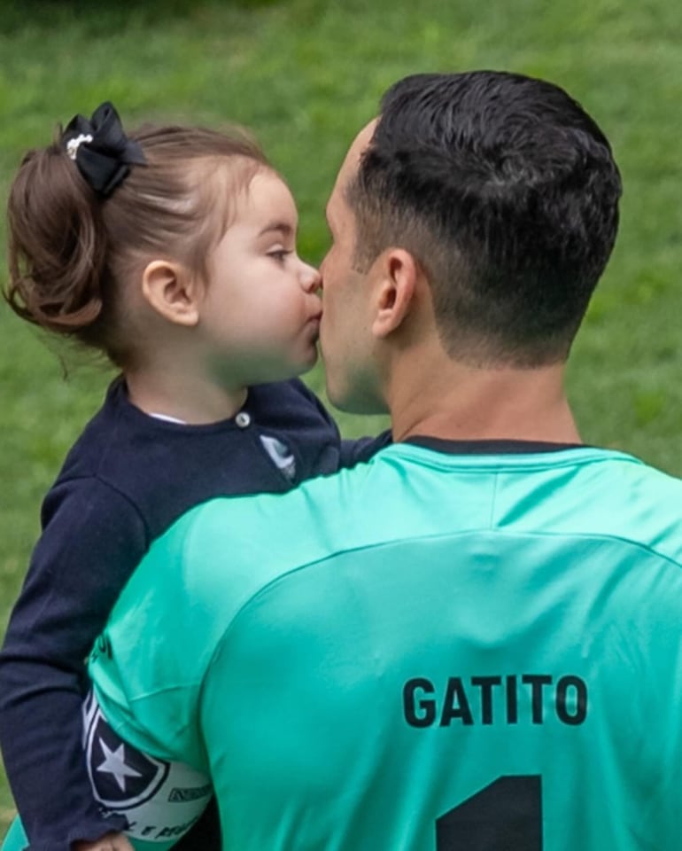 ¡Pura ternura! Rafaella dando un beso a papá Roberto "Gatito" Fernández. (Instagram/ Junior Fernández)