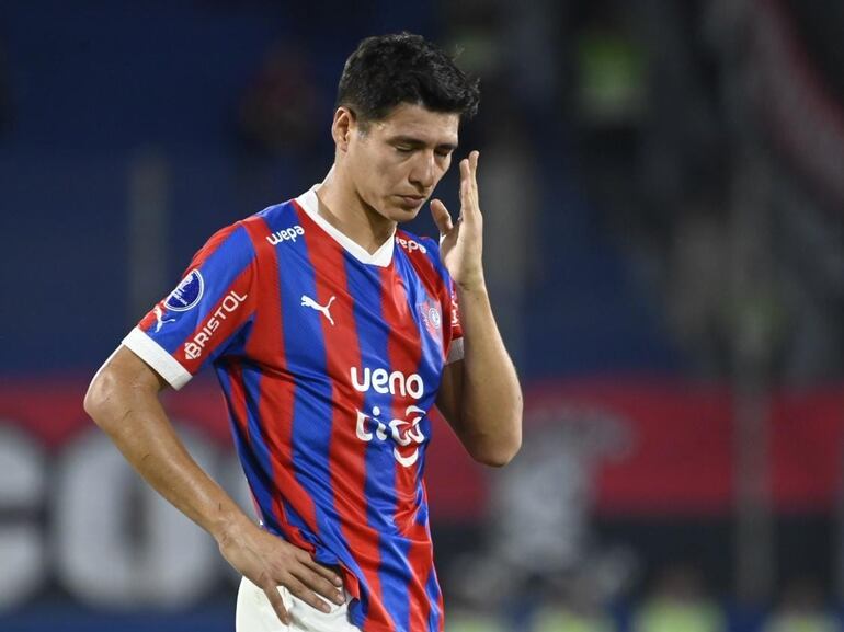 Derlis Rodríguez, futbolista de Cerro Porteño, sufre el golpe que recibió en el rostro en el partido frente a Athletico Paranaense por la ida de los playoffs de octavos de final de la Copa Sudamericana 2024 en el estadio La Nueva Olla, en Asunción.