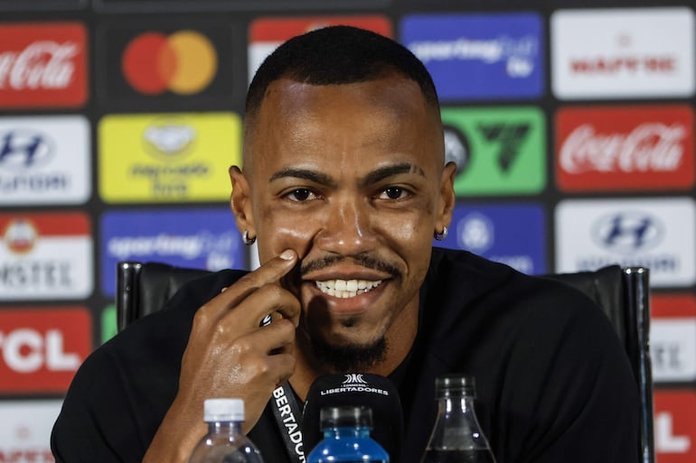 Marlon Freitas de Botafogo habla en una rueda de prensa este viernes, en el estadio Más Monumental en Buenos Aires (Argentina). Botafogo y Atlético Mineiro disputarán la fina de la Copa Libertadores este 30 de noviembre en el Más Monumental.