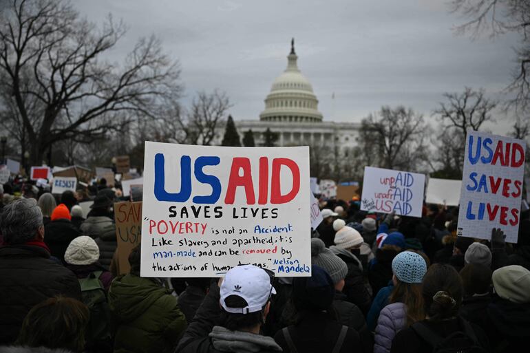 Personas protestan frente a la Casa Blanca contra Donald Trump y Elon Musk.