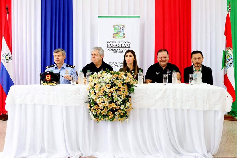 De derecha a izquierda el Comandante de la Policía Nacional, Crio. Gral. Carlos Benítez, Ministro Enrique Riera, gobernador Norma Zárate de Monges(ANR-HC), Viceministro de Asuntos Políticos, Óscar Campuzano y el intendente de Paraguarí, Marcelo simbrón (ANR-HC).