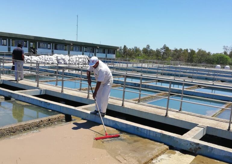 Los tanques de reservorio de la Essap se llenaron de lodo. Según el ente, se está trabajando para tratar de normalizar el servicio.