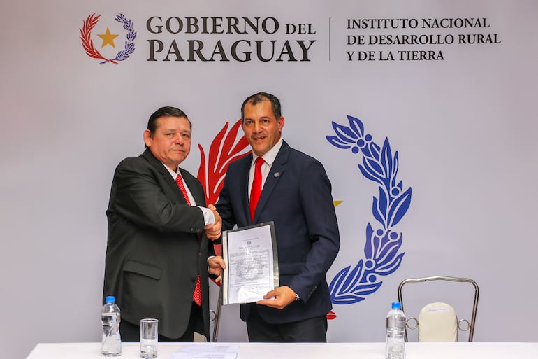 El nuevo titular del Indert, Francisco Ruíz Diaz, con el nuevo ministro de Agricultura, Carlos Giménez, mostrando el decreto de nombramiento ante el Indert.