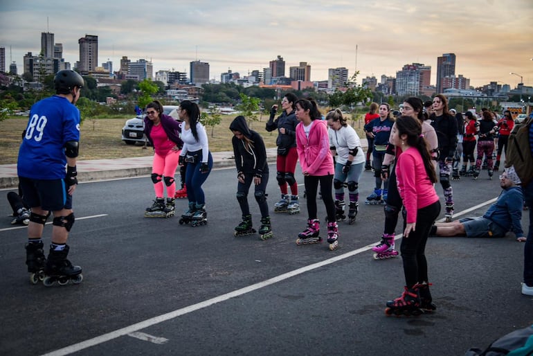 En la Costanera de Asunción, niños, jóvenes y adultos participan de las actividades deportivas de distintas disciplinas.