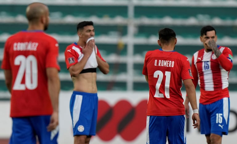 Los jugadores de la selección de Paraguay lamentan la derrota frente a Bolivia por las Eliminatorias Sudamericanas 2022 en el estadio Hernando Siles, en La Paz, Bolivia.