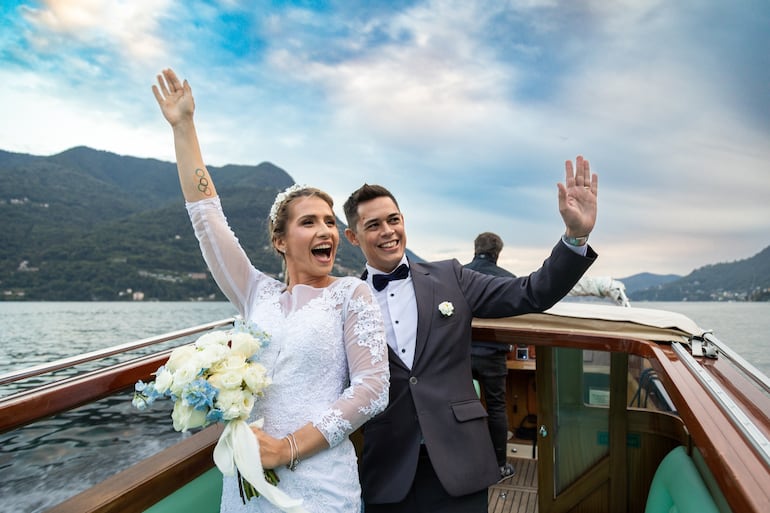 Los felices novios, Alejandra Alonso y Giovanni Re, recorrieron el Lago di Como en un "vaporetto". (Gentileza)