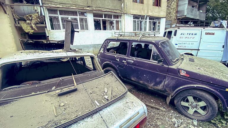 Vehículos y edificios dañados en la localidad de Stepnakert, en Nagorno Karabaj.