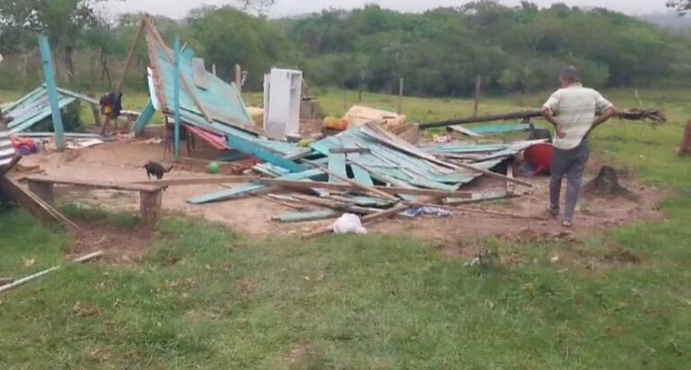 Esta vivienda uvicada en la compañía Itapeguy de Santaní quedó completamente destrtuida por el fuerte viento