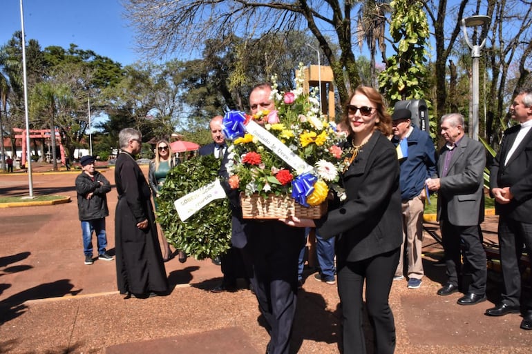 El cónsul honorario de Ucrania, Andrés Trociuk, y Nadia Czeraniuk, rectora de la UNAE, durante la ofrenda floral por el aniversario 33 de independencia de Ucrania, en la Plaza de Armas de Encarnación.