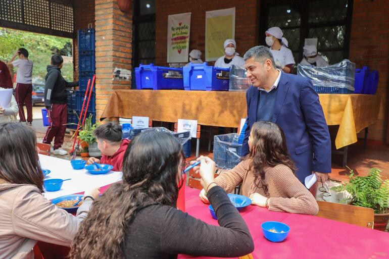 El viceministro de Finanzas del MDS, Raúl Ramírez, recorre el comedor improvisado en el patio del Centro Regional Saturio Ríos, en San Lorenzo.