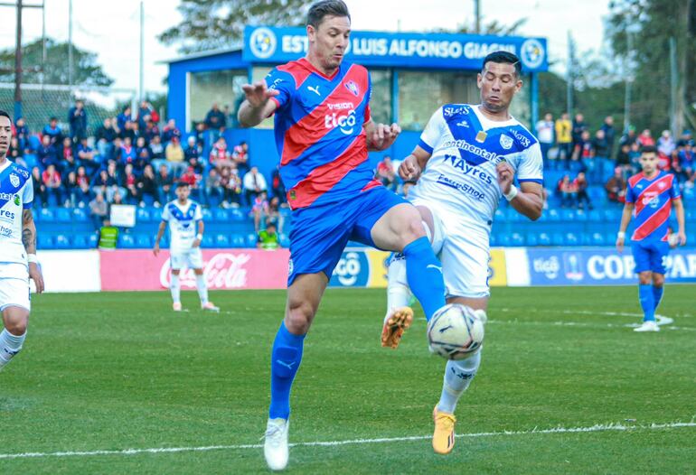 El argentino Diego Churín (i), futbolista de Cerro Porteño, pelea por el balón con Fabián Franco, jugador de Sportivo Ameliano, en un partido de los octavos de final de la Copa Paraguay 2023.