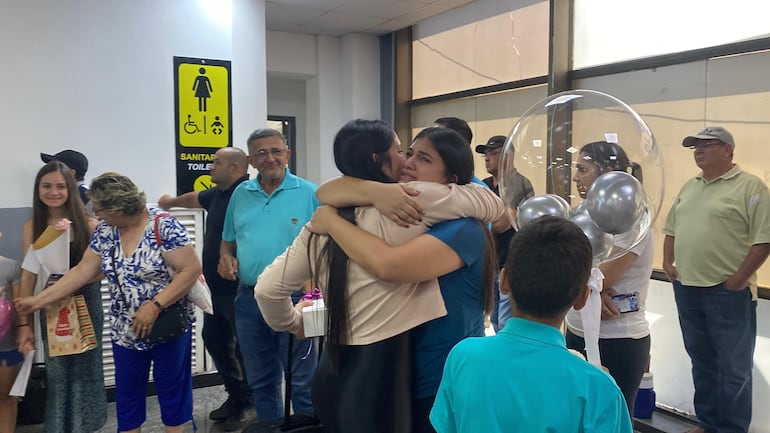 Familiares se reencuentran con emoción en el aeropuerto Silvio Pettirossi.