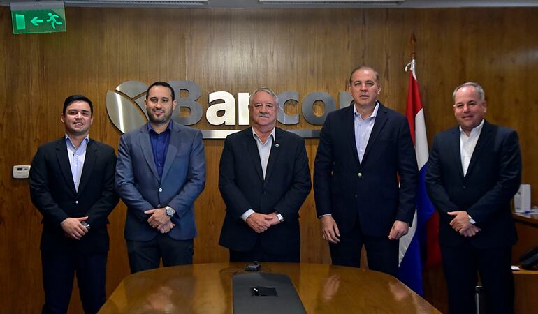 Andrés León y Federico Quintana, ejecutivos corporativos de  Ganadería; Gustav Sawatzky, presidente; Dimas Ayala, director gerente general; y Michael Harder, director de Bancop.