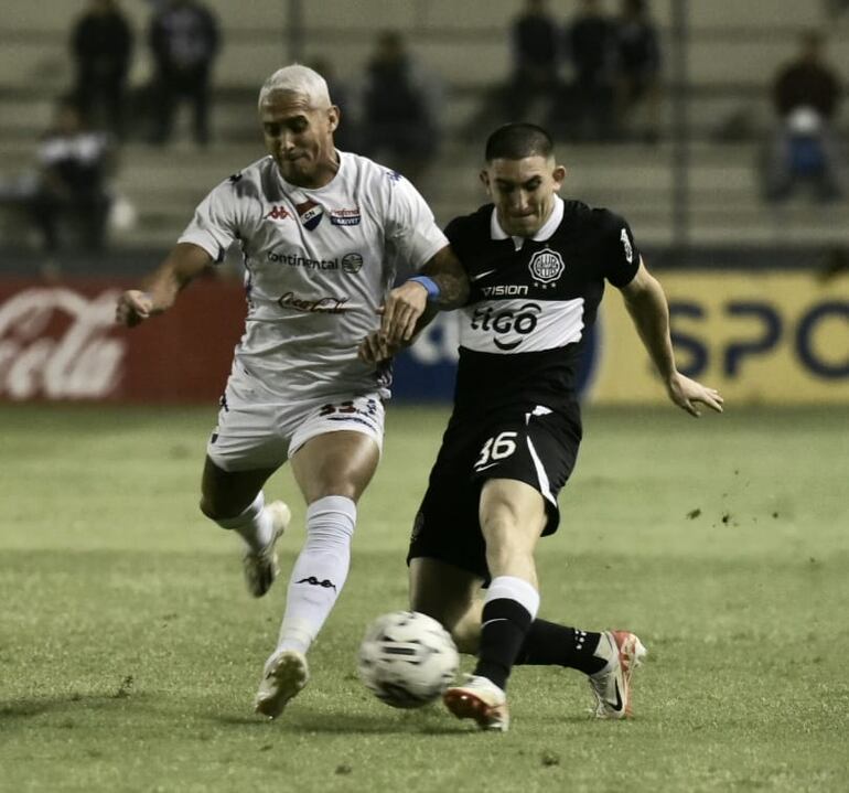 Facundo Zabala pone el balón al medio ante la marca de Gaona Lugo