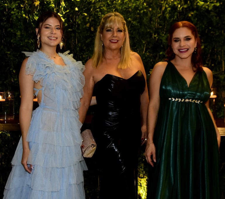 Liz Yampey, Bibi Lando y Carolina Arévalo. 