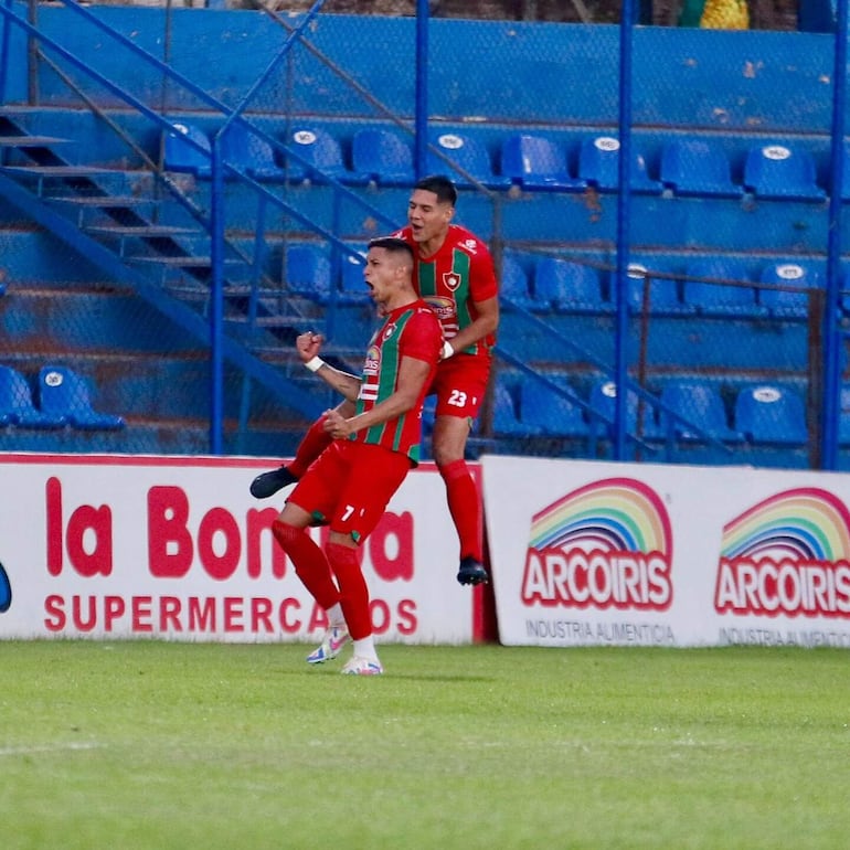 Agustín Giménez se trepa al goleador Estiven Pérez, autor del primer tanto "rojiverde". (Foto: APF)