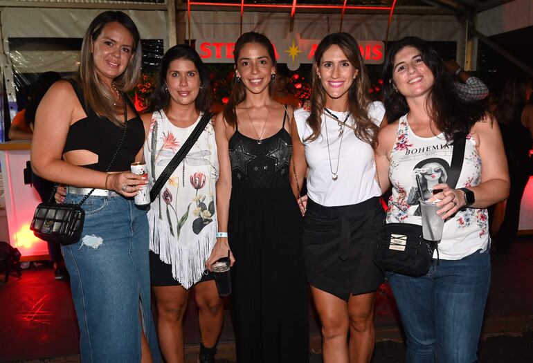 Vivi Wolf, Ceci Ávila, Olga Viveros, Rocío Salto y Ale Vargas.